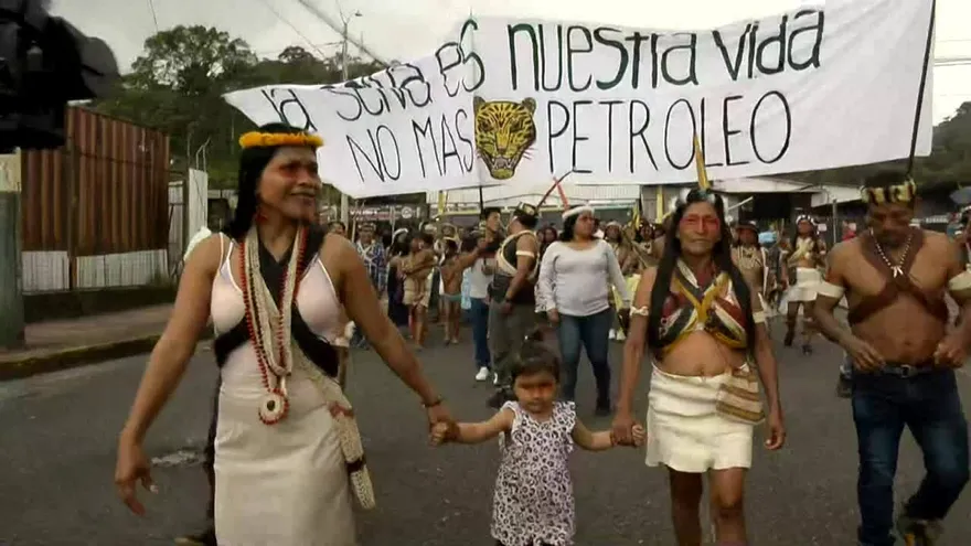 Indígenas de Ecuador buscan librar su territorio de petroleras