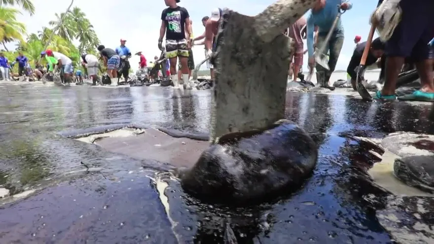 Petrolero con pabellón griego, "principal sospechoso" de marea negra en Brasil