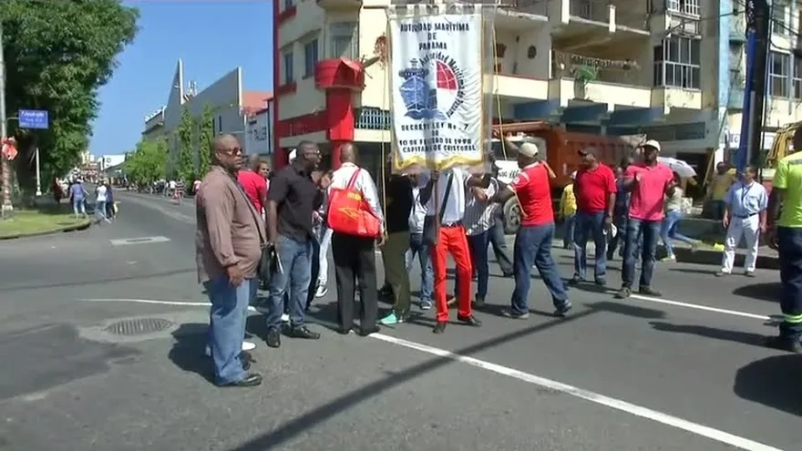 Funcionarios de la AMP protestan en Colón