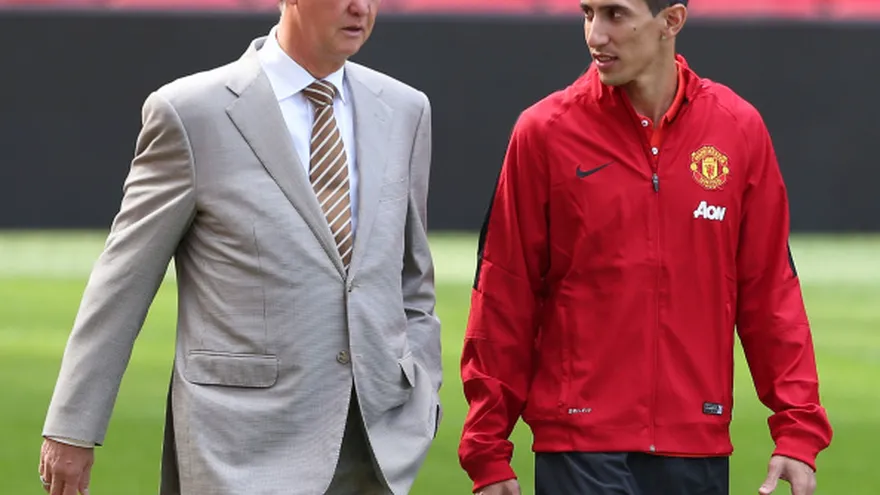 Ángel Di María (d) junto al técnico del Manchester United, Louis Van Gaal (i)