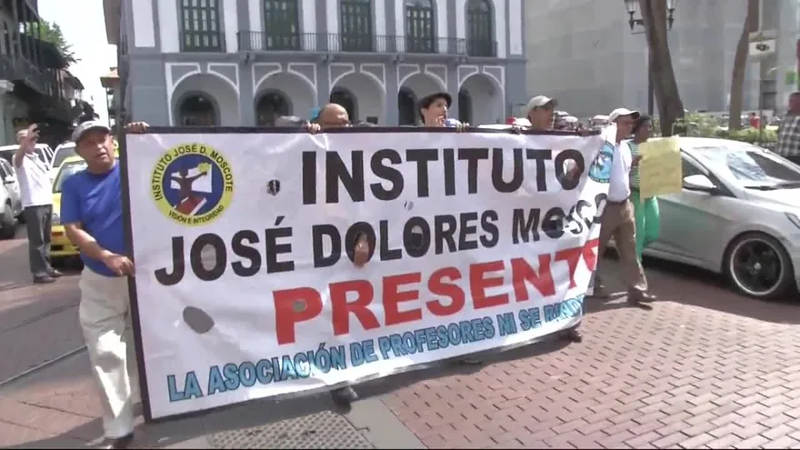 Docentes, estudiantes y padres de familia del José Dolores Moscote marchan a la Presidencia
