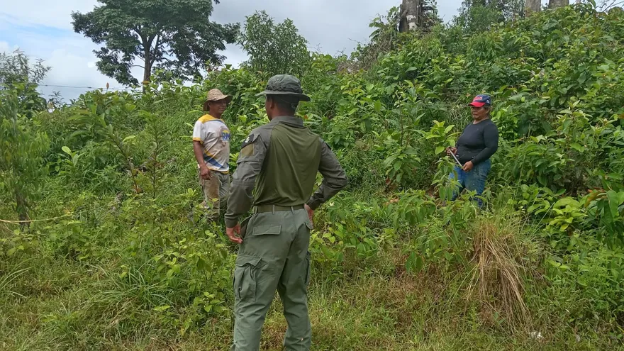 Un guardaparque de MiAmbiente conversa con moradores del distrito de Donoso