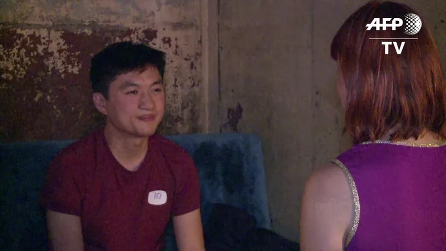 Londinenses buscan amor en el silencio