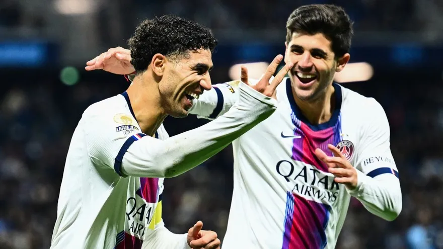 Achraf Hakimi (i) celebra junto a Lucas Beraldo (d)