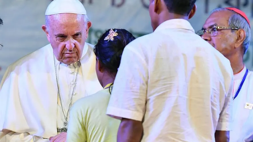 El Papa habla por primera vez de 'rohinyá' tras encuentro con esta minoría