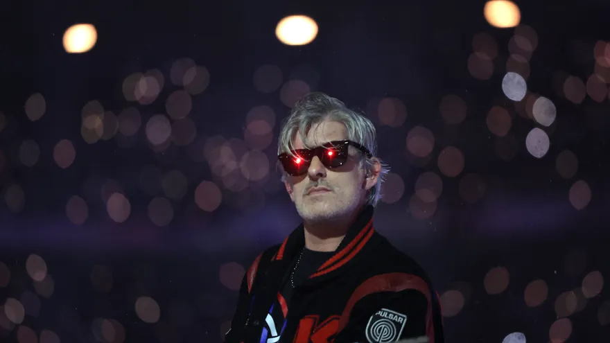 El DJ francés Kavinsky se presenta en el escenario durante la ceremonia de clausura de los Juegos Paralímpicos de París 2024, en el Stade de France, en Saint-Denis, en las afueras de París, el 8 de septiembre de 2024.