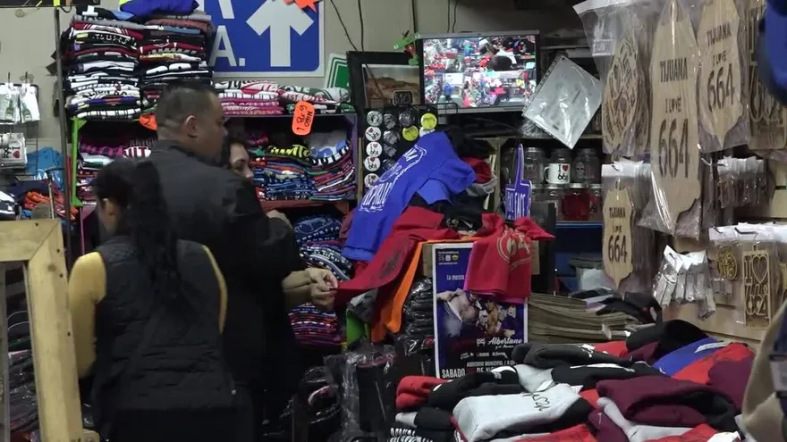 Mexicanos compran menos en frontera con EEUU por Trump