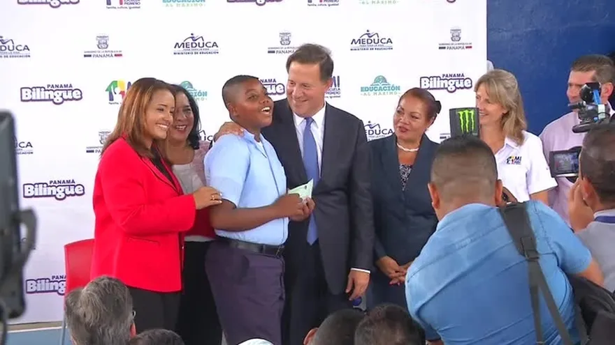 Presidente Varela visitó escuela en San Miguelito