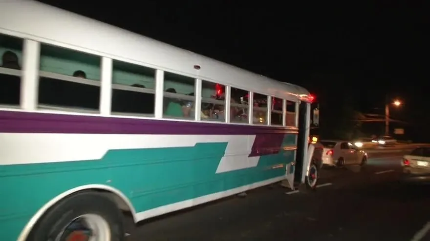Conductor de bus es perseguido tras chocar un auto y darse a la fuga
