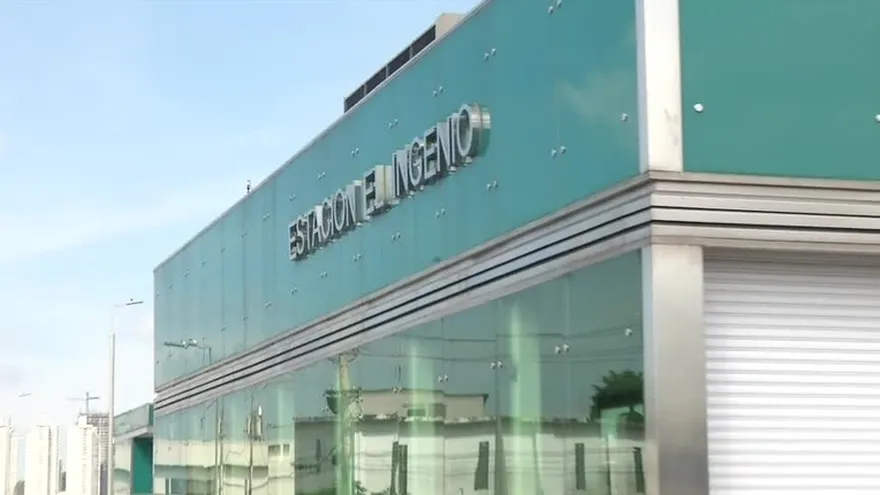 Falla en sistema de energía del Metro mantiene paralización del servicio