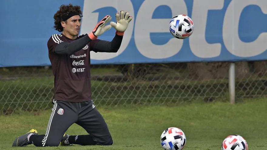 México enfrenta a Guatemala en un estadio Azteca inmenso y vacío