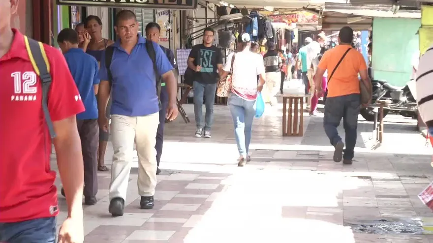Buhoneros del Mercado del Cruce esperan que mejoren sus ventas