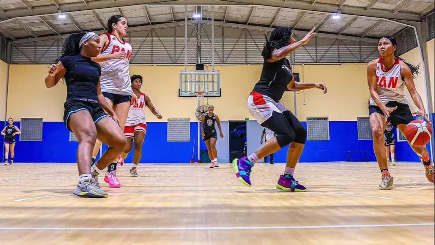 Jugadoras del equipo de baloncesto mayor femenino de Panamá en un entrenamiento