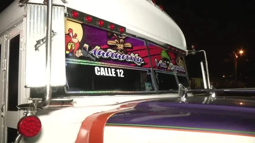 Detienen a conductor de 'diablo rojo' por robo a pasajeros