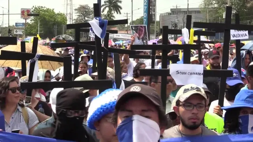 Protesta opositora en Nicaragua se cuela en procesión católica