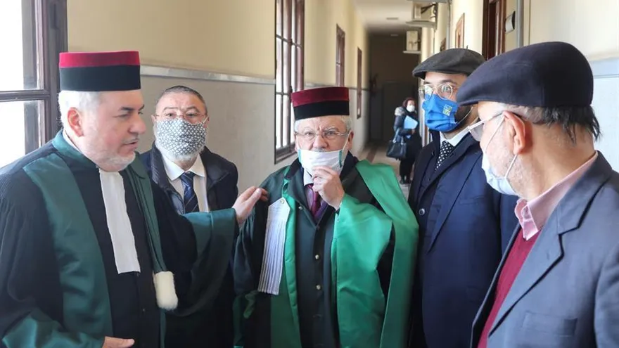 Varios jueces del tribunal rabínico de Casablanca, el último de Marruecos y del mundo árabe, conversan en la Cámara Hebraica, de Casablanca.