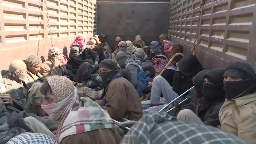 Evacúan en Siria a civiles de último reducto del EI