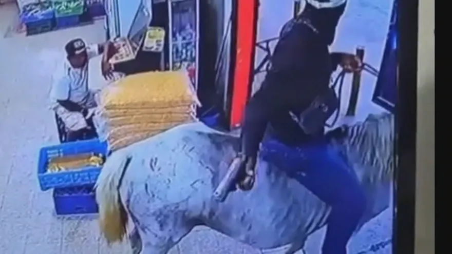 Robo a caballo en un minisúper en Antón