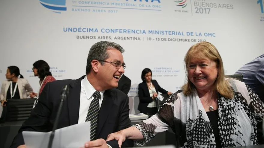 Susana Malcorra (d), presidenta de la Undécima Conferencia Ministerial de la Organización Mundial del Comercio (OMC), conversa con Roberto Acevedo (i), director General de la OMC, durante la sesión de clausura del encuentro en Buenos Aires (Argentina). EFE
