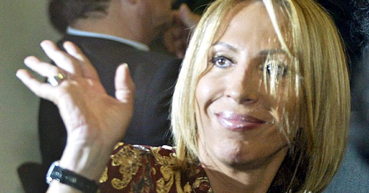 Laura Bozzo se enfurece con la prensa y amenaza con llamar a la policía: 'Se están riendo de mí'