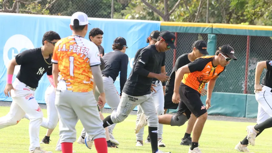 Jugadores del equipo juvenil de Los Santos durante una sesión de entrenamientos