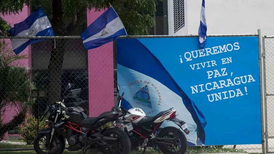 Vista de banderas de Nicaragua en el exterior del Instituto Nicaragüense de Telecomunicaciones y Correos (TELCOR) este miércoles, en Managua (Nicaragua).