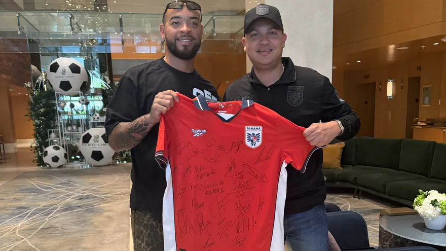 Edmundo Sosa (i) y Christian Núñez (d) sostienen la camiseta de la Selección de Panamá con las firmas de los jugadores