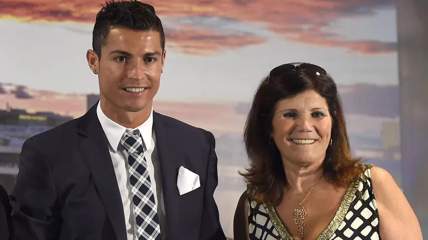 Dolores Aveiro (d) junto a  Cristiano Ronaldo (i)