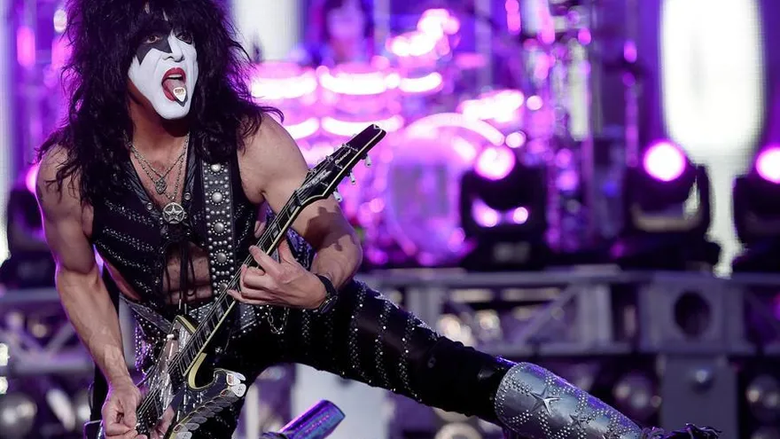 Paul Stanley de la banda estadounidense de rock Kiss durante una actuación. EFE