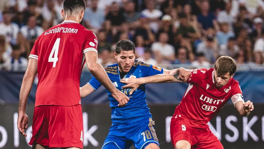 Cristian Martínez en partido de Champions League con Slovan Bratislava