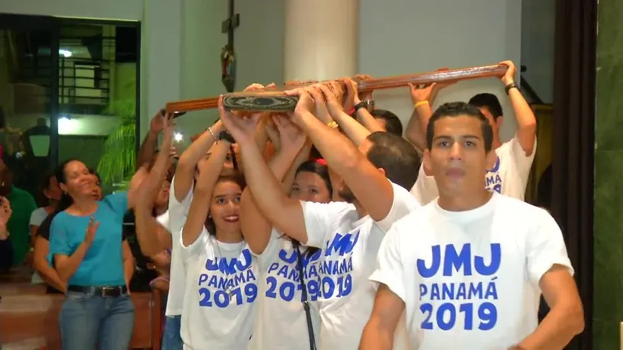 Jóvenes panameños marcharon junto a la Cruz Peregrina