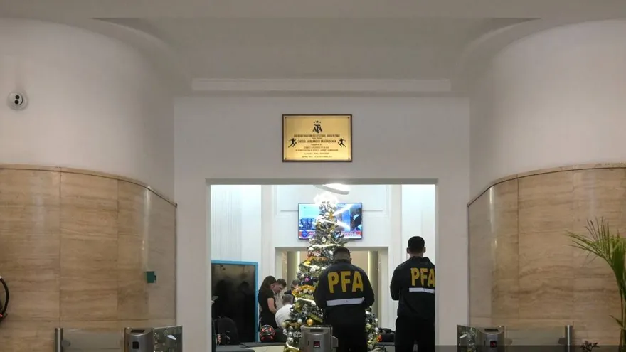 La justicia argentina allanó este martes la sede de la Asociación del Fútbol Argentino (AFA) y la de varios clubes en el marco de una investigación a una financiera por supuesto lavado de dinero, informó una fuente policial a la AFP.