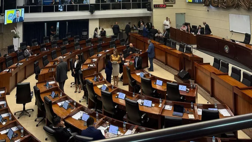 El pleno a esta hora se encuentra semivacío. Se espera la conformación de las comisiones.