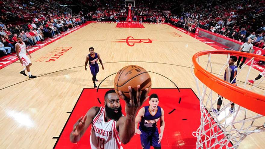 James Harden (13)  tuvo una buena actuación ante los Suns