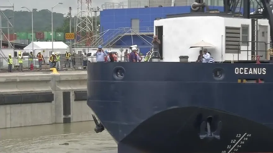 Buque Oceanus realiza primer viaje por esclusa de Cocolí