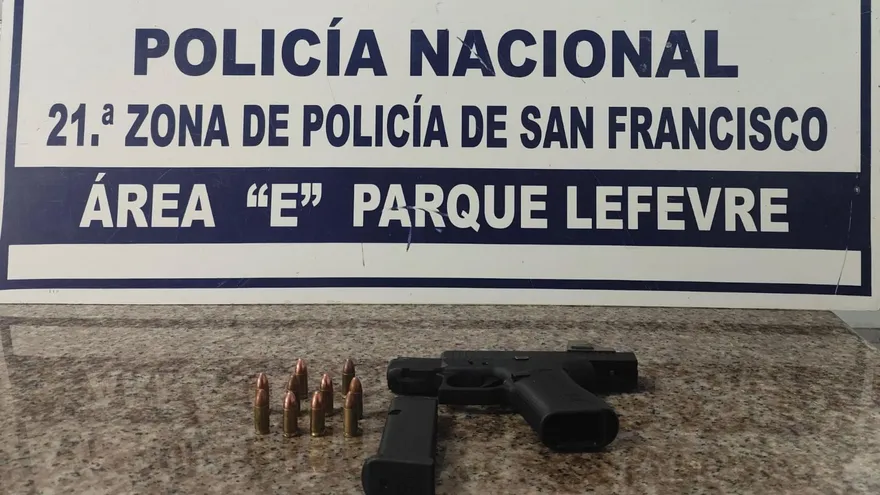 Arma encontrada en la parte trasera de una escuela en Parque Lefevre