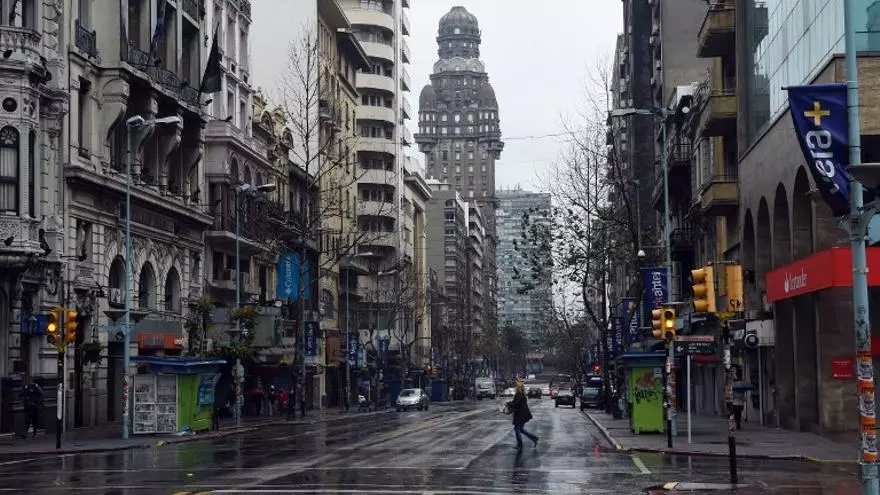 La principal avenida de Montevideo, 18 de julio, aparece vacía durante una huelga general el 6 de agosto de 2015.