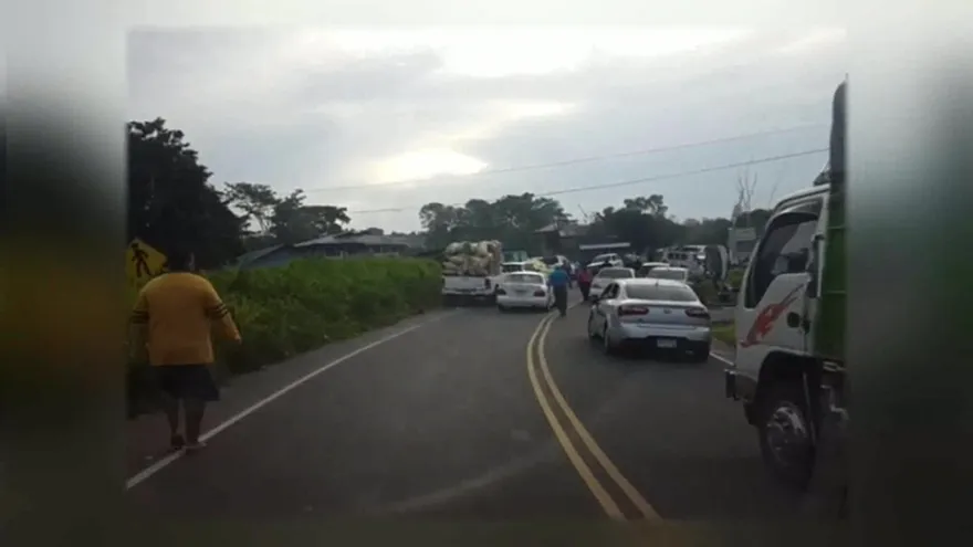 Bocatoreños mantienen 20 horas de cierre de la vía principal