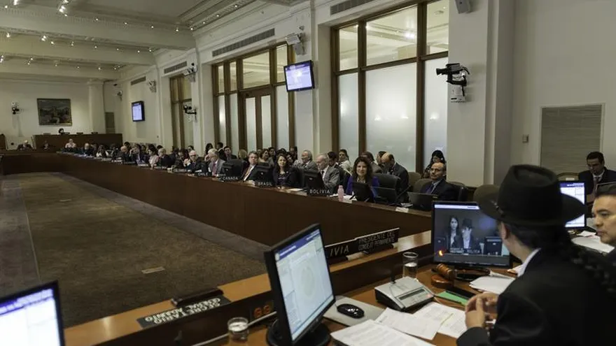 La Organización de Estados Americanos (OEA) celebró hoy su primer Consejo Permanente sin la participación de ningún representante de Venezuela, una semana después de que el Gobierno de Nicolás Maduro solicitara la salida del organismo, que no será efectiva hasta 2019.