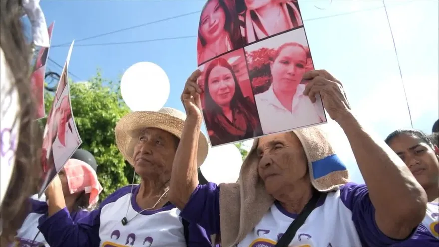 Marchan en El Salvador y Honduras contra la violencia de género
