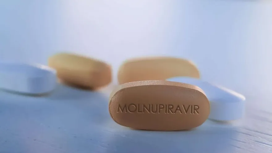 Explican adquisición de medicamentos antivirales contra el COVID-19