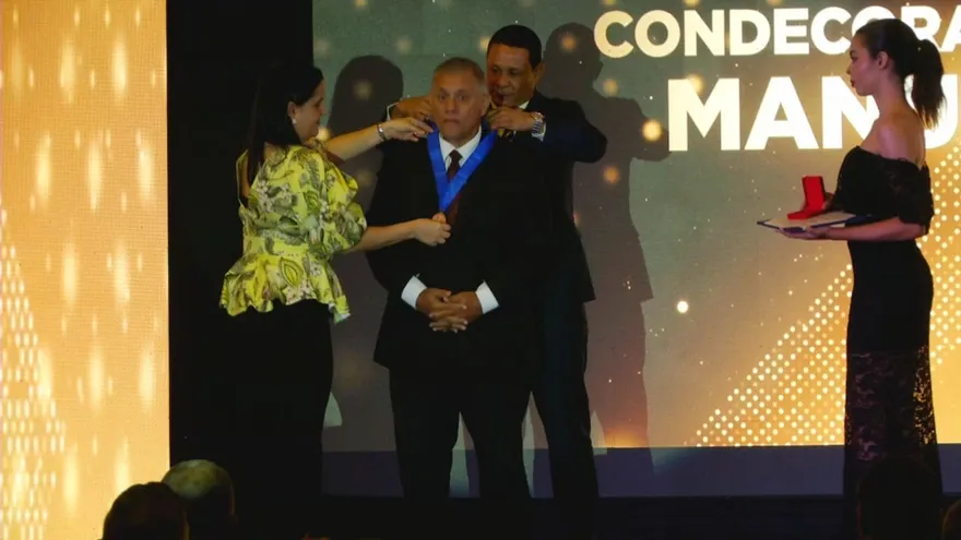 Condecoran a periodistas de TVN y TVMAX