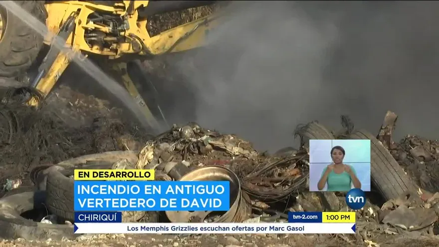 Cuerpo de Bomberos de Chiriquí intenta contener fuego en lote baldío
