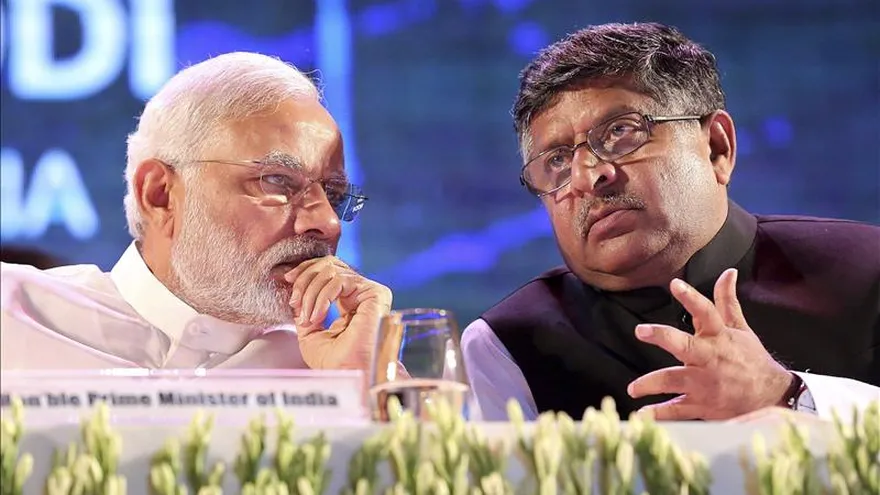 El ministro de Comunicación, Información y Tecnología Ravi Shankar Prasad, durante un evento, acompañado por el primer ministro indio, Narendra Modi.