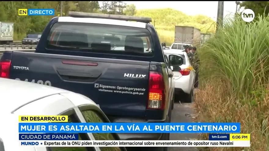 Le roban a mujer en la vía Centenario