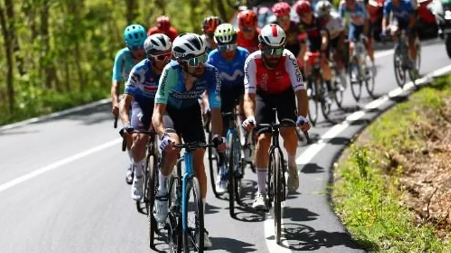 Valentin Paret-Peintre dentro de un pelotón en el Giro de Italia