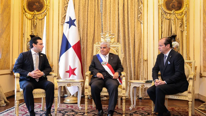 Kevin Marino Cabrera, embajador de Estados Unidos en Panamá junto al presidente José Raúl Mulino y el canciller, Javier Martínez-Acha