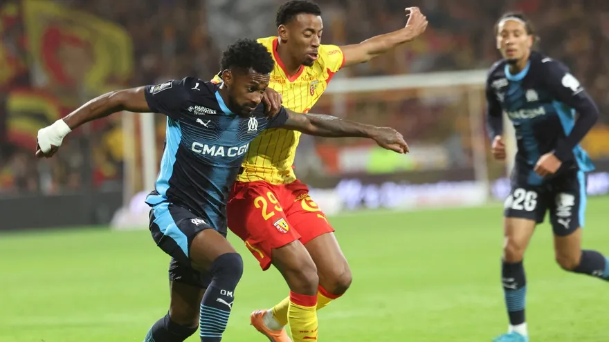 Michael Amir Murillo (i) en acción ante el Lens