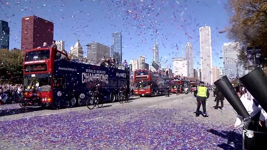 Los Cachorros celebraron entre millones de seguidores en Chicago