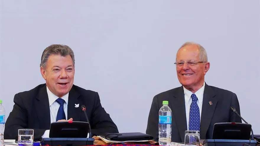 El presidente de Colombia, Juan Manuel Santos (i) , sonríe con su homólogo peruano, Pedro Pablo Kuczynski (d), este 27 de enero del 2017, en el marco del Encuentro Presidencial y III Gabinete Binacional que se celebra en la ciudad peruana de Arequipa.